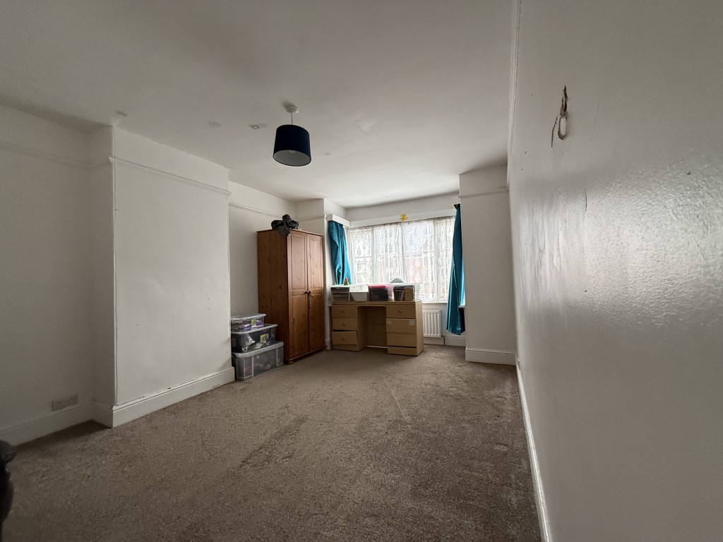 Lot: 176 - THREE-BEDROOM HOUSE REQUIRING IMPROVEMENT - Bedroom